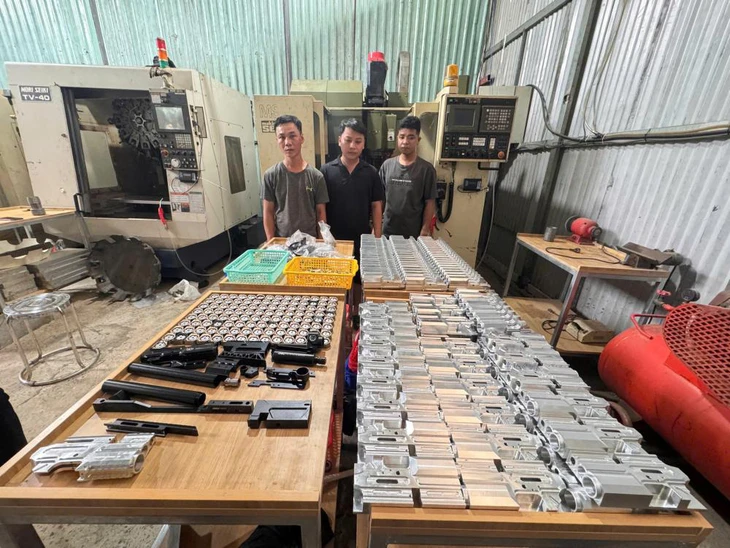 Bên trong xưởng sản xuất súng trái phép. Ảnh: Công an Hà Tĩnh
