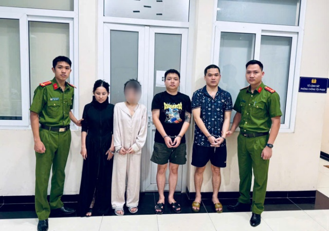 2 thiếu nữ có biểu hiện bất thường, đã thừa nhận vừa sử dụng ma túy ở nhà Đặng Ngọc Tiệp (SN 2000, trú tại: xã Hồng Sơn, TP Hà Nội). Ảnh : Công an Hà Nội