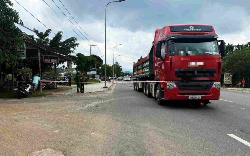 Xe đầu kéo do Hoàng điều khiển gây tai nạn với xe máy khiến 2 người tử vong. Ảnh: Hải Đường