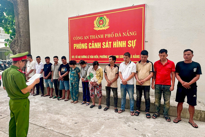 Những người trong đường dây cá độ, số đề bị triệu tập, trong đó 7 người bị tạm giữ. Ảnh: VnExpress