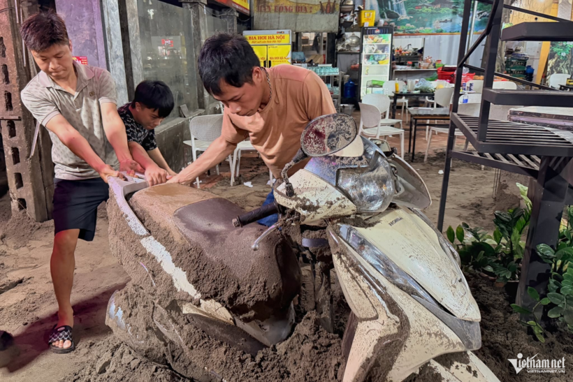 Hình ảnh chiếc xe bị cát vùi lấp được người dân "giải cứu" đăng trên báo VietNamNet.