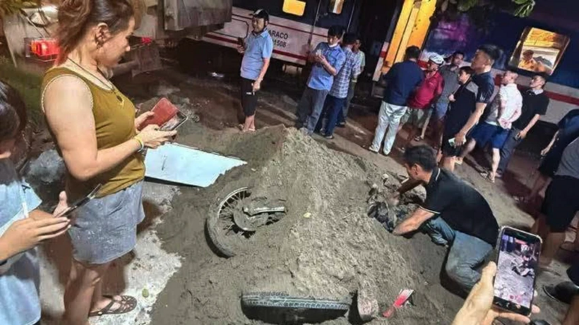 Xe máy bị cát vùi lấp kín. Ảnh: PLO.