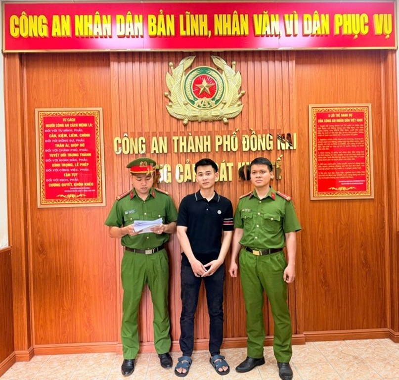Bị can Vũ Văn Hà Hiếu (áo đen)