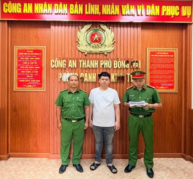 Bị can Trần Minh Lộc (áo trắng)