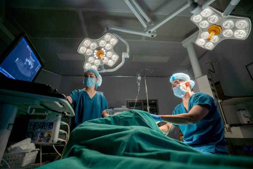ThS.BS Phạm Hòa Hưng trong một ca phẫu thuật tại Vinmec Hạ Long.
