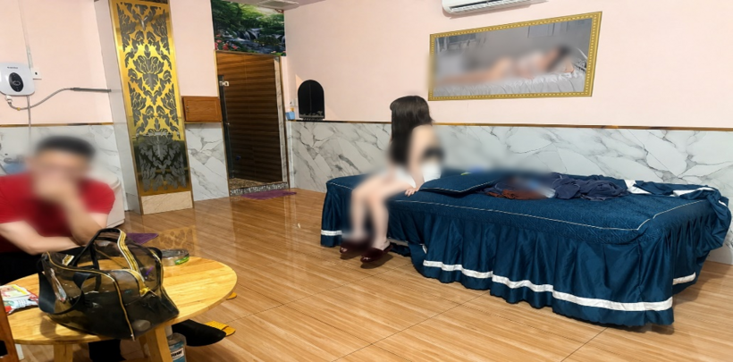 Bắt quả tang 5 cặp nam nữ "vui vẻ" trong phòng VIP của cơ sở massage - 2