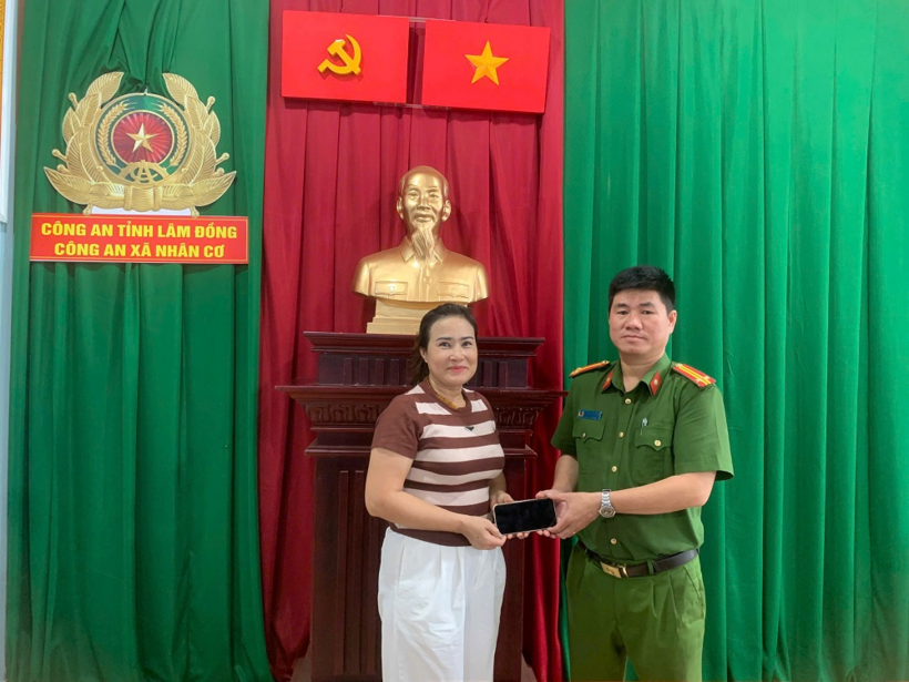 Trung tá Hoàng Cao Quyết trao trả tài sản cho chị Hoàng Thị Hương. (Ảnh: Công an tỉnh Lâm Đồng)