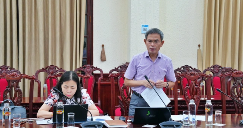 Cục trưởng Cục Bổ trợ tư pháp Lê Xuân Hồng báo cáo tại cuộc họp.