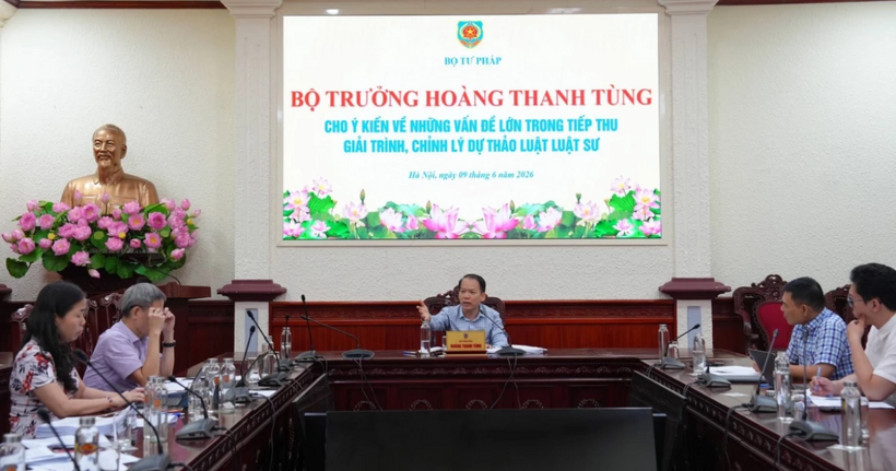 Bộ trưởng Bộ Tư pháp Hoàng Thanh Tùng chủ trì cuộc họp.
