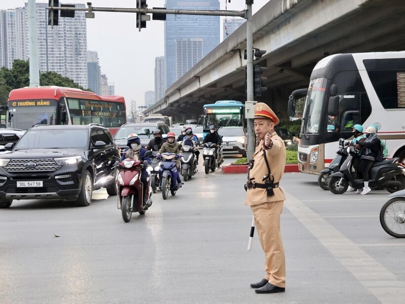 Phòng CSGT Hà Nội đã chủ động triển khai đồng bộ các phương án phân luồng, điều tiết giao thông, tăng cường tuần tra kiểm soát tại các tuyến đường và khu vực trọng điểm trên địa bàn thành phố trong thời gian diễn ra kỳ thi.
