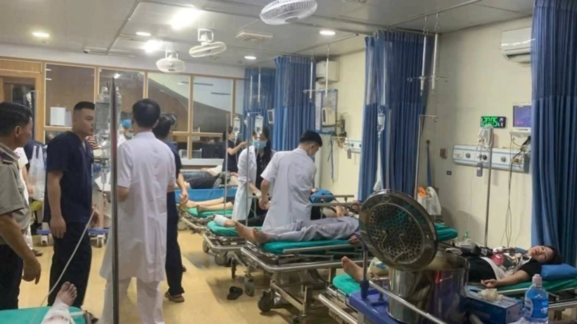 Các nạn nhân được đưa đến Phòng khám Đa khoa Hùng Vương Chân Mộng cấp cứu. Ảnh: Pháp luật TP.HCM.