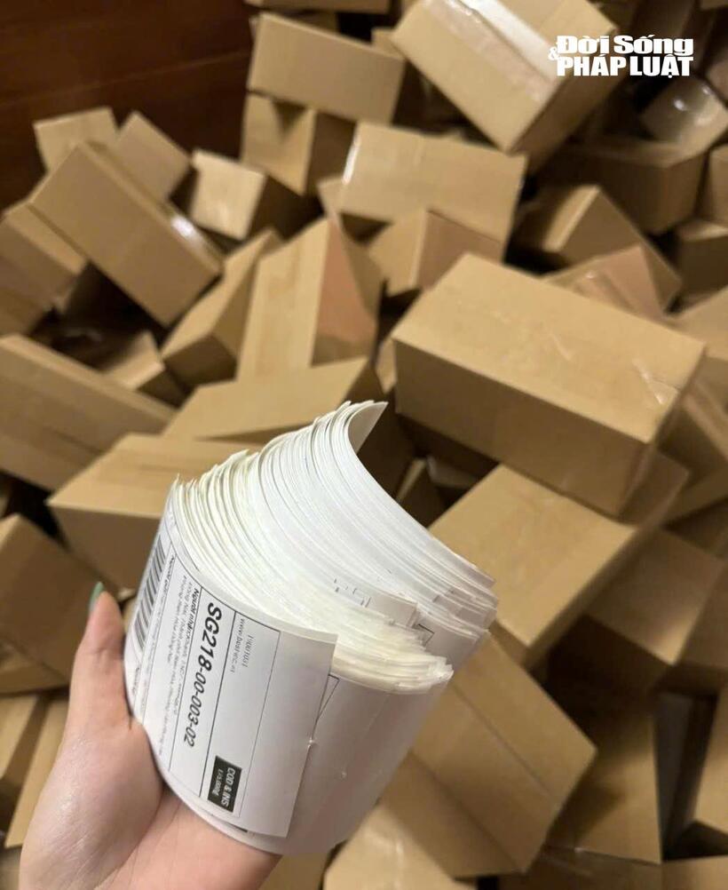 Hoạt động đóng gói, xử lý đơn hàng tại các cửa hàng online. Ảnh minh họa.