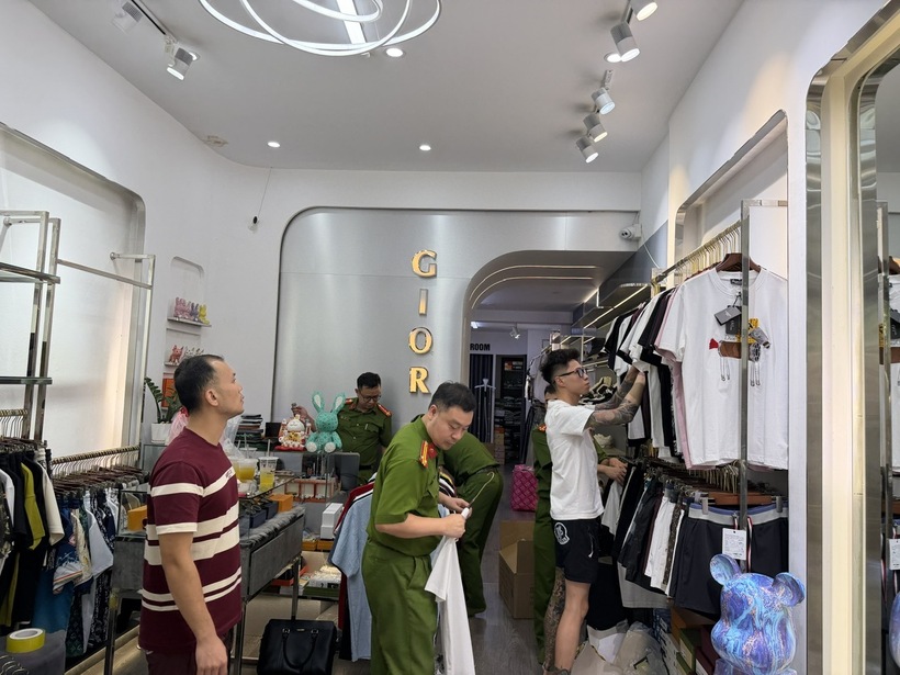 Lực lượng chức năng kiểm tra số hàng hóa có dấu hiệu giả mạo nhãn hiệu nổi tiếng tại Hộ kinh doanh GIOR, phường Vĩnh Phúc, tỉnh Phú Thọ. Ảnh Công an Tỉnh Phú Thọ.