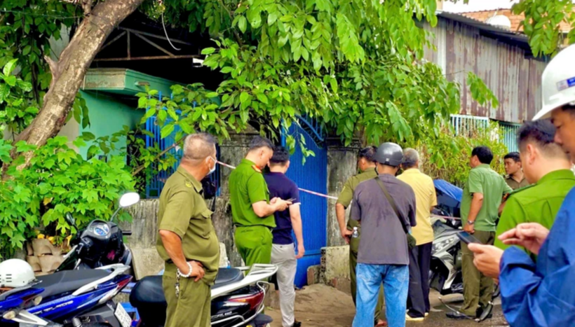 Người dân cùng lực lượng chức năng tham gia dập lửa tại căn nhà trong hẻm ở phường Linh Xuân. Đám cháy được khống chế nhưng một cụ bà không qua khỏi. (Ảnh: Pháp luật TP.HCM)