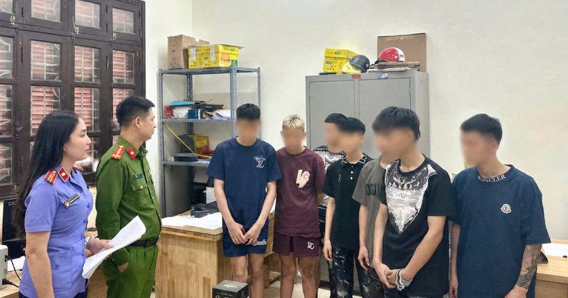 Các đối tượng liên quan trong vụ trộm cắp tài sản tại cơ quan Công an làm việc, khai nhận hành vi phạm tội. (Ảnh: Công an Bắc Ninh)