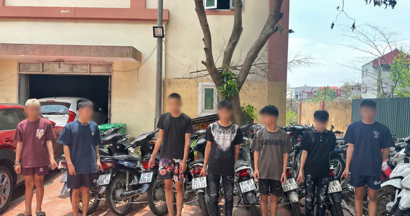 Đối tượng cùng tang vật vụ án được lực lượng Công an thu giữ, phục vụ công tác điều tra, xử lý theo quy định của pháp luật. (Ảnh: Công an Bắc Ninh)