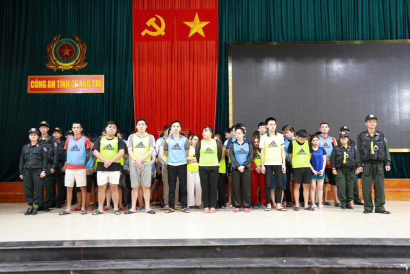 Toàn bộ 56 đối tượng người Việt Nam cùng 140 thiết bị điện tử có liên quan được lực lượng chức năng Lào bàn giao cho Công an tỉnh Quảng Trị để phục vụ công tác điều tra. (Ảnh: Công an tỉnh Quảng Trị)