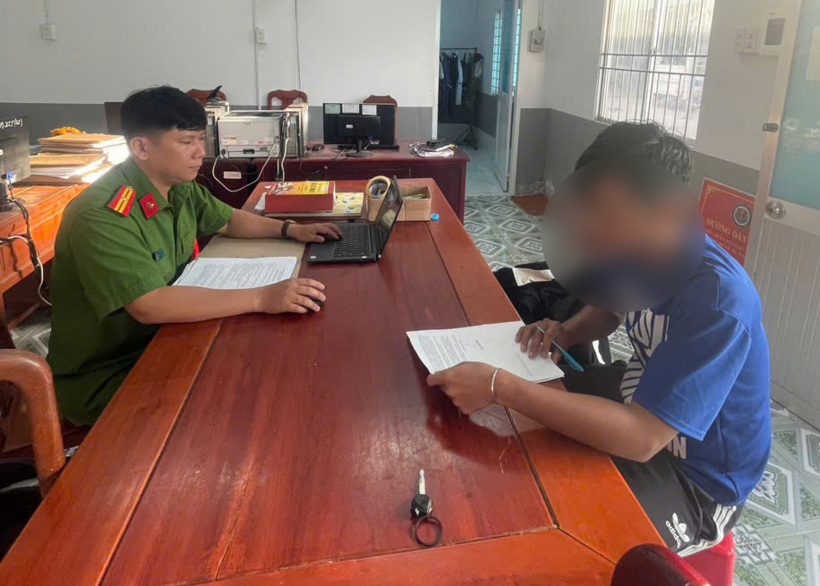 Cơ quan Công an làm việc với P.C.D. Ảnh: Công an Vĩnh Long