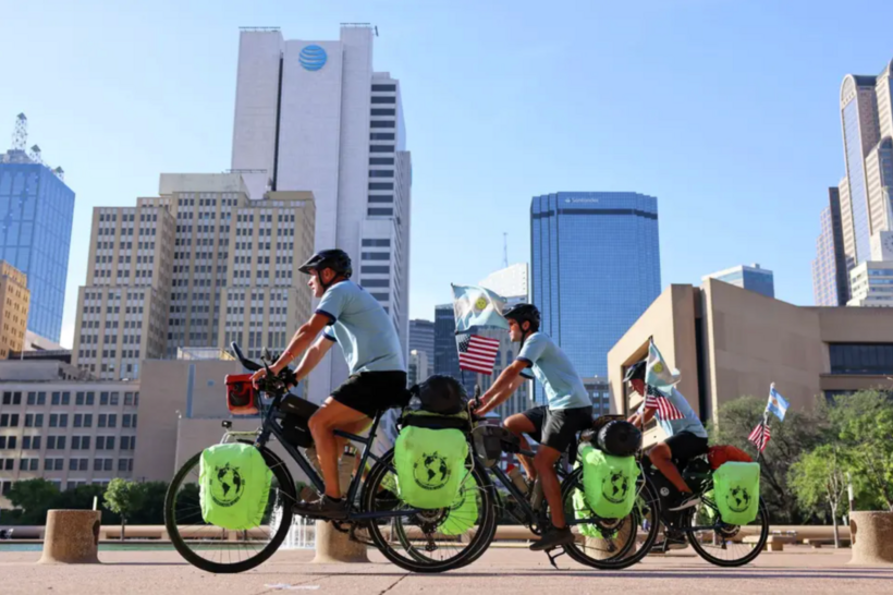 Yamandu Martínez (trái), Vicente Conculini (giữa) và Juan Miguel Silio đi qua Akard Plaza, trung tâm Dallas, ngày 14/5. Ảnh: Shafkat Anowar/The Dallas Morning News