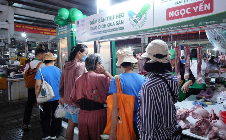 Người dân tìm hiểu và mua sắm tại các sạp thịt heo "Tick xanh trách nhiệm", nơi sản phẩm được truy xuất nguồn gốc và kiểm soát chất lượng.