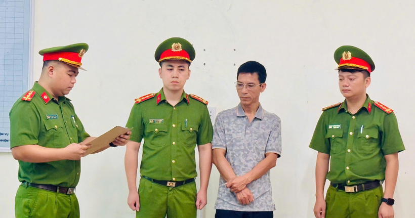 Cơ quan CSĐT thi hành Lệnh bắt bị can để tạm giam đối với Nguyễn Quốc Trinh. (Ảnh: Công an Lào Cai)