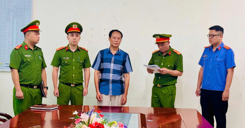 Cơ quan CSĐT thi hành Lệnh bắt bị can để tạm giam đối với Phạm Văn Viết . (Ảnh Công an Lào Cai)