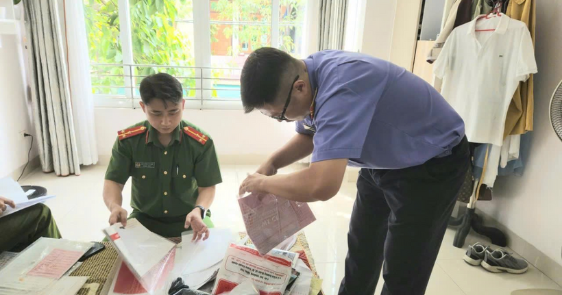 Cơ quan CSĐT thi hành Lệnh khám xét nơi ở của các đối tượng. (Ảnh: Công an Lào Cai)
