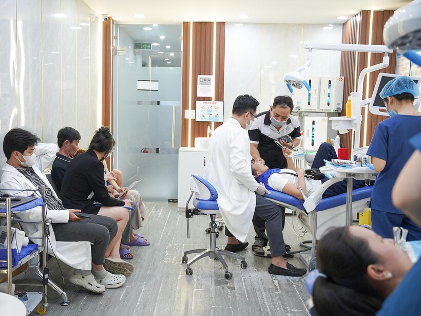 Sự minh bạch về phác đồ và chi phí được hiện thực hóa qua không gian điều trị hiện đại, rõ ràng, giúp xóa bỏ "khủng hoảng niềm tin" tại Nha khoa Vincare's.
