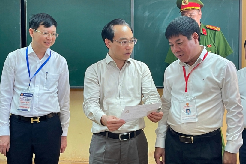 Bộ trưởng Bộ GD&ĐT Hoàng Minh Sơn kiểm tra công tác thi tốt nghiệp THPT năm 2026 tại Hà Nội (Ảnh: Mỹ Hà).