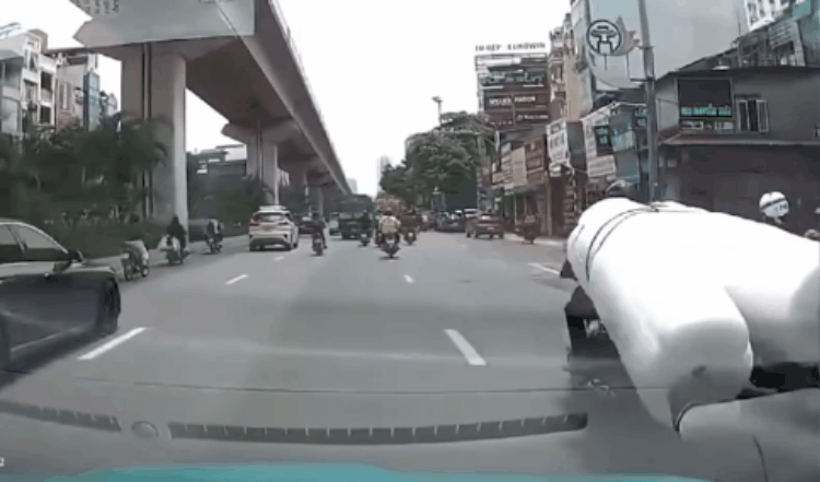 Hình ảnh lái xe máy chở hàng cồng kềnh gây ra vụ va chạm giao thông (Ảnh: Cắt từ clip).