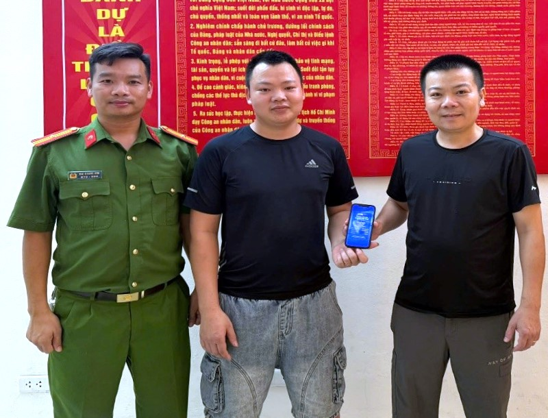 Trao trả tài sản cho anh Phạm Hồng Đăng. (Ảnh: Công an tỉnh Ninh Bình)