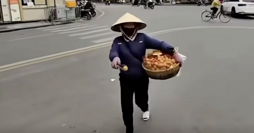 Người phụ nữ bán hàng rong "chặt chém" du khách. (A
