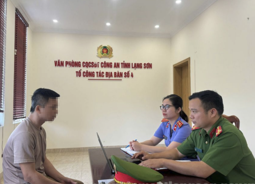 Kiểm sát viên VKSND khu vực 4 - Lạng Sơn tham gia hỏi cung bị can (Ảnh: VKSND Lạng Sơn).