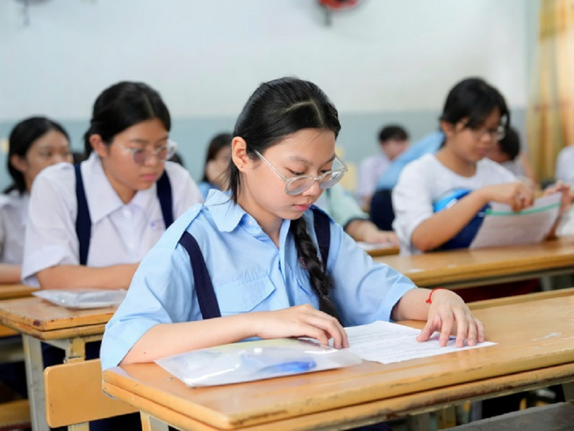 Thí sinh TP.HCM trong phòng thi môn văn kỳ tuyển sinh lớp 10 năm 2026. Ảnh: Độc Lập