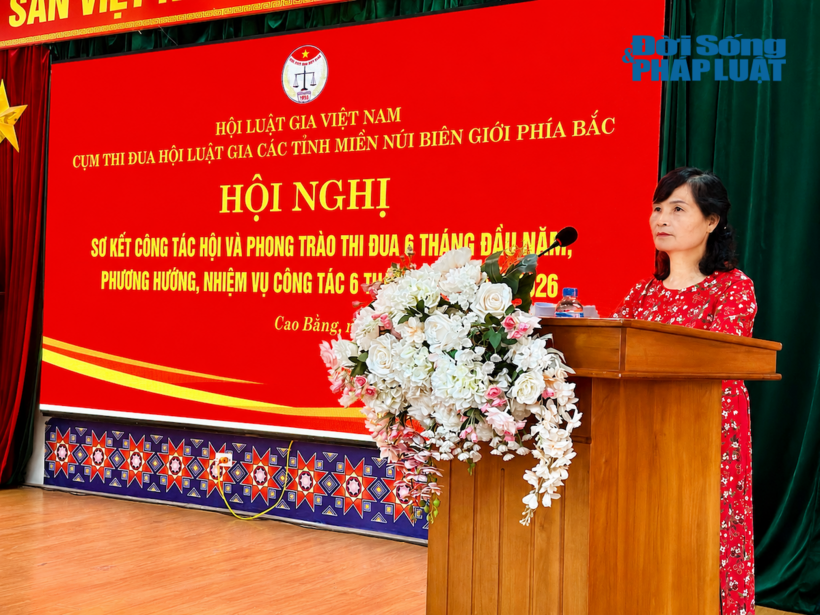 Luật gia Nguyễn Thị Tiện, Phó Chủ tịch Hội Luật gia tỉnh Cao Bằng báo cáo sơ kết công tác Hội