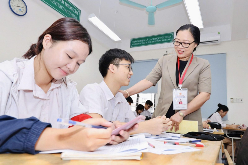 Lãnh đạo Bộ GD&ĐT kiểm tra công tác chuẩn bị thi tốt nghiệp THPT năm 2026 tại
địa phương. (Ảnh: Thanh niên)