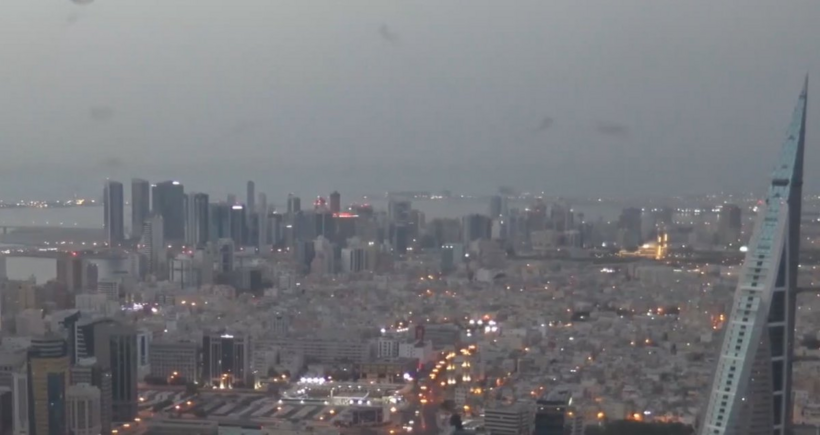 Nhiều đám khói xuất hiện trên bầu trời Bahrain. Ảnh: X/Faytuks Network