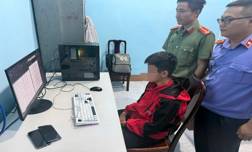 Phòng An ninh mạng và phòng, chống tội phạm sử dụng công nghệ cao yêu cầu đối tượng mở các file dữ liệu đã chiếm đoạt. (Ảnh: Công an tỉnh Lâm Đồng)