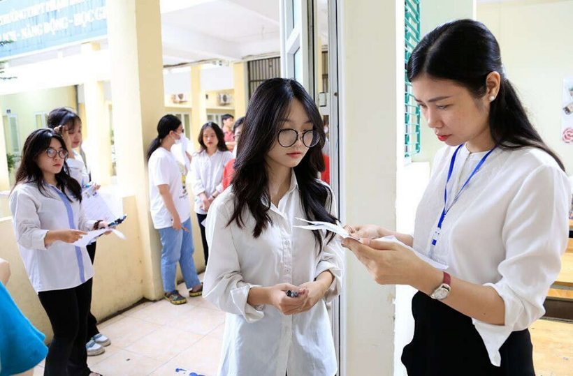 Theo quy định của Bộ GD&ĐT, thí sinh cần có mặt tại phòng thi đúng thời gian quy định; xuất trình thẻ căn cước/căn cước công dân/hộ chiếu và giấy báo dự thi. Ảnh minh họa