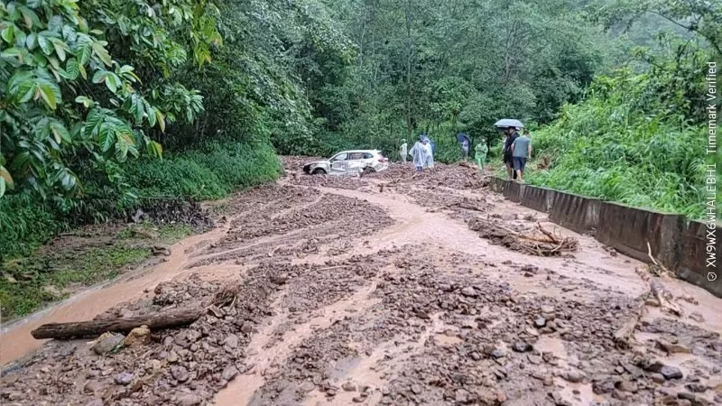 Sạt lở trên tỉnh lộ 135 địa phận phường Tân Phong. (Ảnh: Báo Nhân dân)