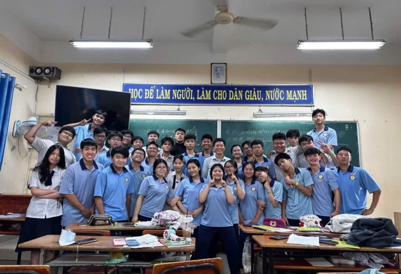 Cả lớp chụp ảnh kỷ niệm với thầy giáo. Ảnh: Dân trí