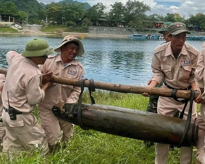 Quả bom máy bay 227kg được phát hiện gần bến thuyền Phong Nha. (Ảnh: MAG Việt Nam)