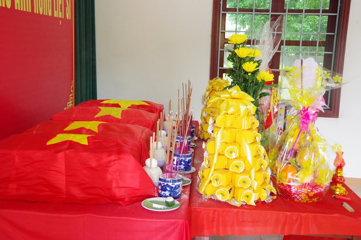 4 hài cốt liệt sĩ được phát hiện đang chờ làm lễ truy điệu, an táng. Ảnh: Tuổi Trẻ