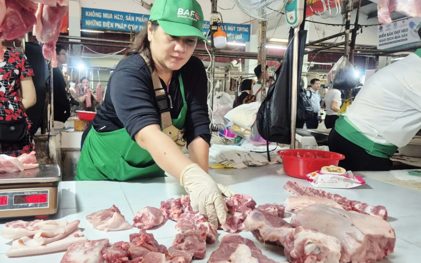 Quầy thịt heo tick xanh khai trương sáng 9/6 tại chợ Tân Mỹ, phường Tân Mỹ, TP Hồ Chí Minh.