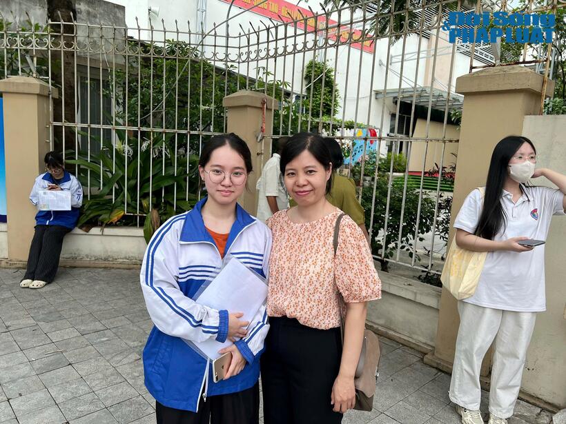 Chị Cù Lan Oanh cùng con gái tại điểm thi Trường THCS Lê Quý Đôn