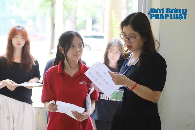 Hơn 1,2 triệu sĩ tử làm thủ tục thi tốt nghiệp THPT 2026: Phụ huynh xin nghỉ phép, túc trực động viên con trước "cửa ải" quan trọng - 10