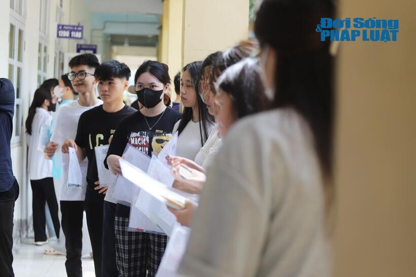 Hơn 1,2 triệu sĩ tử làm thủ tục thi tốt nghiệp THPT 2026: Phụ huynh xin nghỉ phép, túc trực động viên con trước "cửa ải" quan trọng - 8