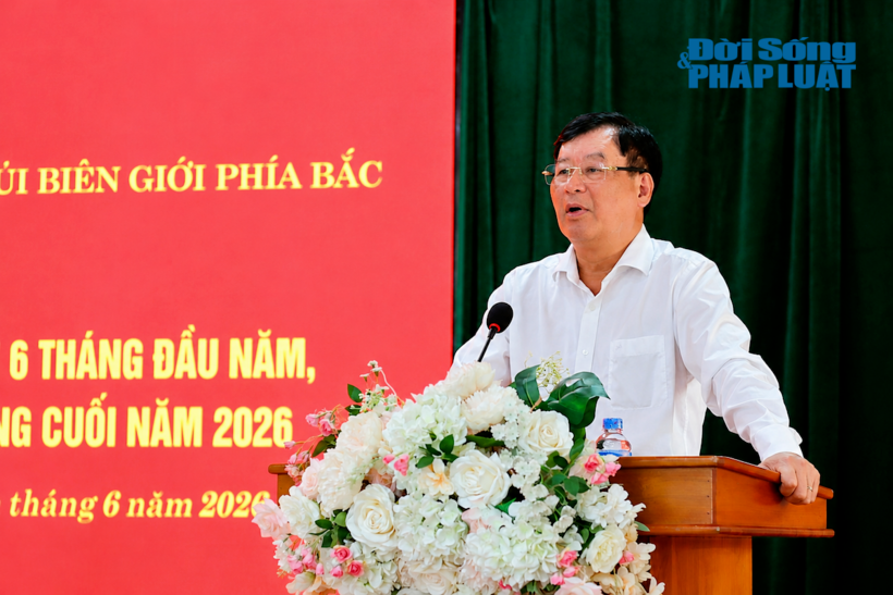 TS.Trần Công Phàn, Phó Bí thư Đảng ủy, Phó Chủ tịch thường trực Hội Luật gia Việt Nam tới dự và phát biểu chỉ đạo tại Hội nghị.