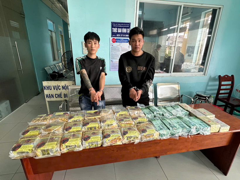 2 đối tượng cùng tang vật bị bắt giữ. (Ảnh: CACC)