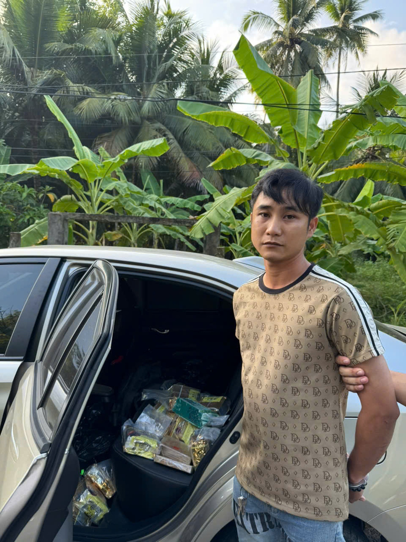 Một đối tượng cùng tang vật bị bắt giữ. (Ảnh: CACC)